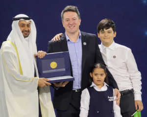 Brasileiro vence o Zayed Sustainability Prize com solução em IA para o autismo